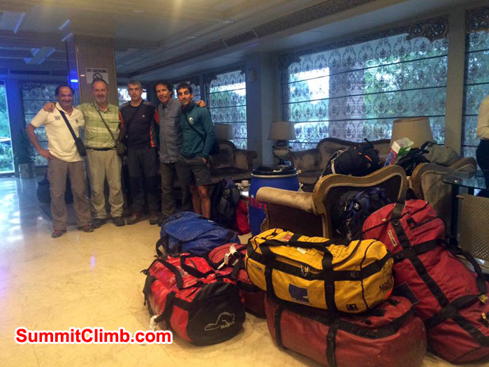 The Oscar Hotel Envoy of Islamabad, with lolo, lluis, Albert and Jonathan. Waiting for the Australian and German group!